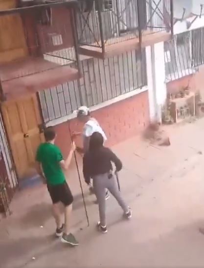 dos hombres y una mujer atacan una vivienda