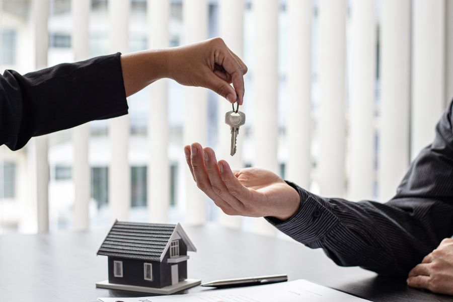 Dueño pide a mujer que se retire tras remodelación