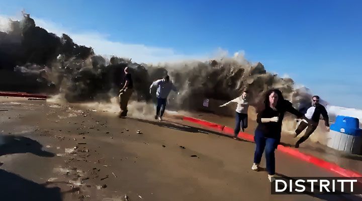 EU. Ola gigante golpea a turistas en California |VIDEO