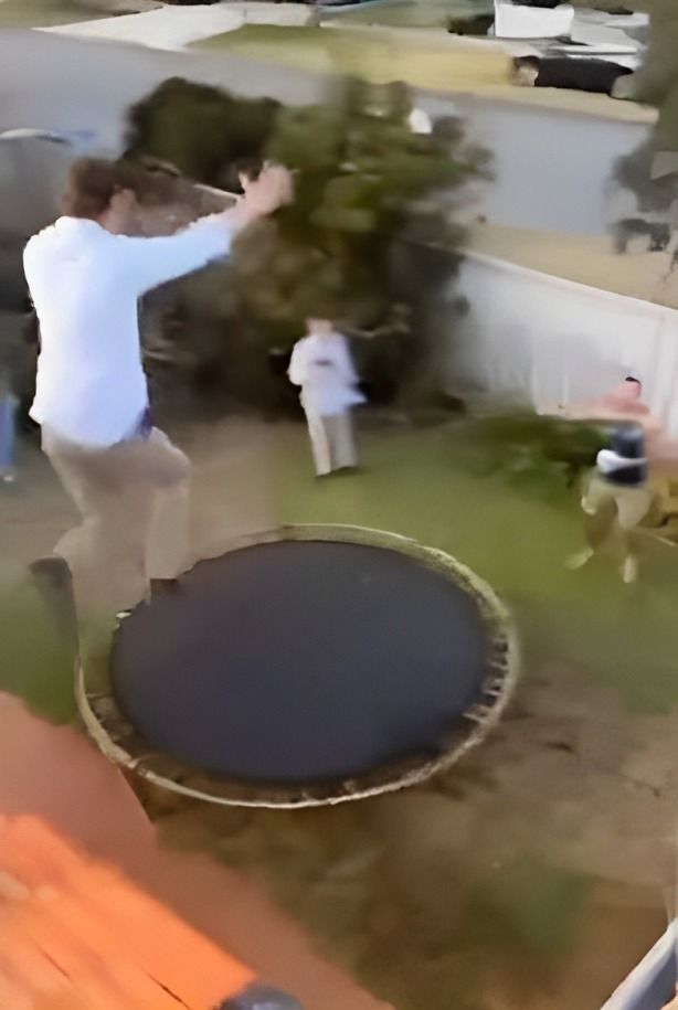 hombre se lanza al trampolín desde las alturas