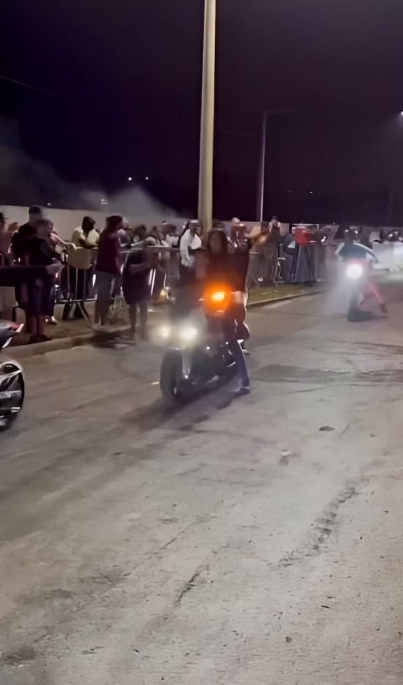 hombre y novia acuden a show de motos