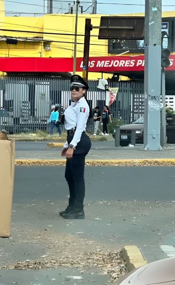 Internautas comparan a policía con Sandra Cuevas