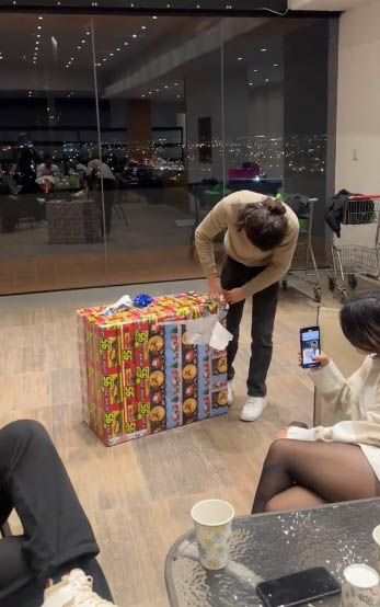 Joven abriendo su regalo