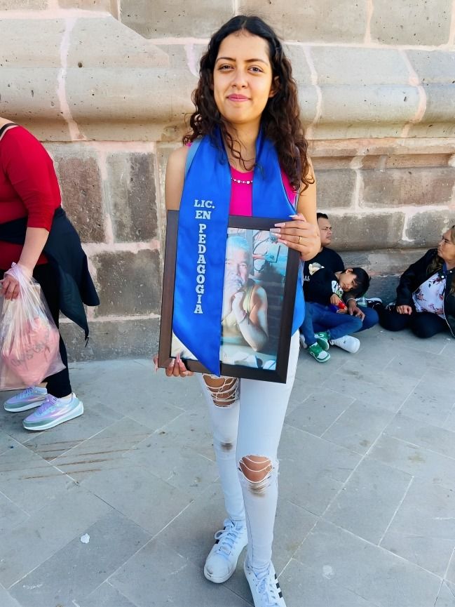 Joven le dedica su gradación a su abuelito fallecido