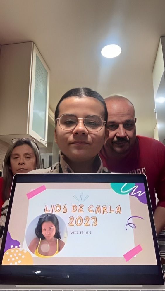 Joven hace recuento de relaciones frente a sus papás