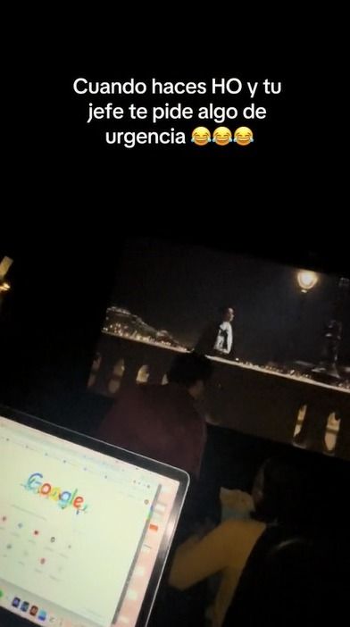 Joven trabaja desde home office en el cine 