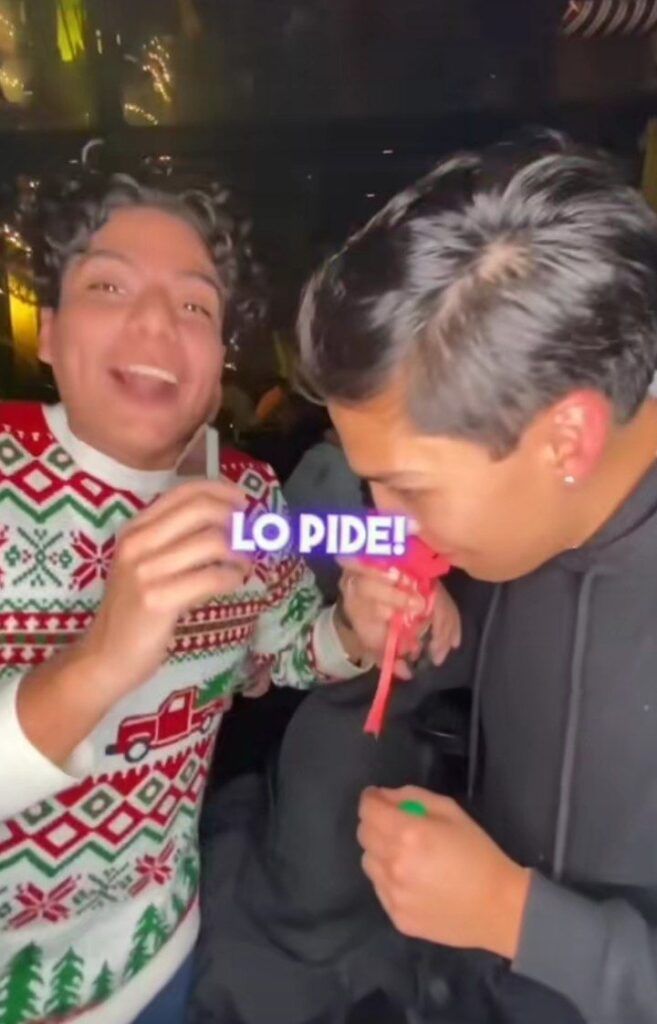 Joven huele ropa interior que compró a una desconocida en un bar