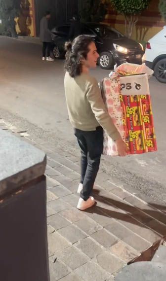 Joven se lleva sus bolillos