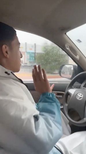 Joven suelta volante mientras maneja