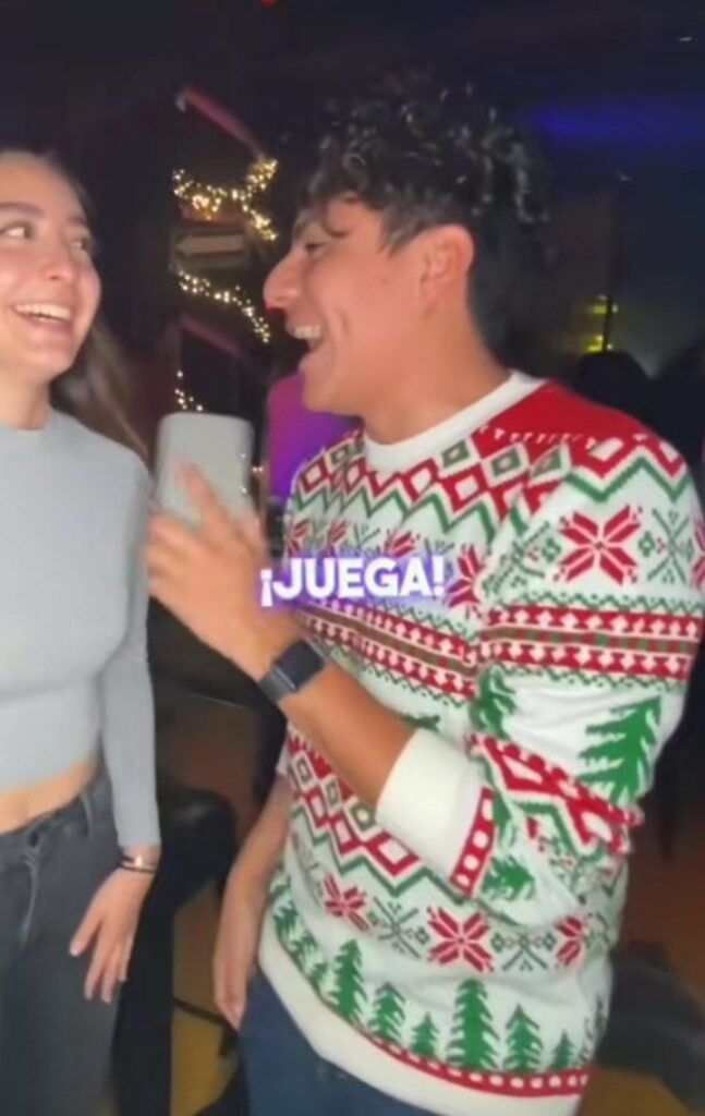 Joven vende ropa interiro a desconocido