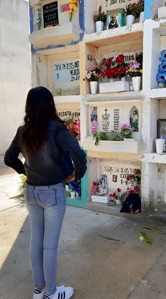 joven visita tumba del abuelo para avisarle que se graduó