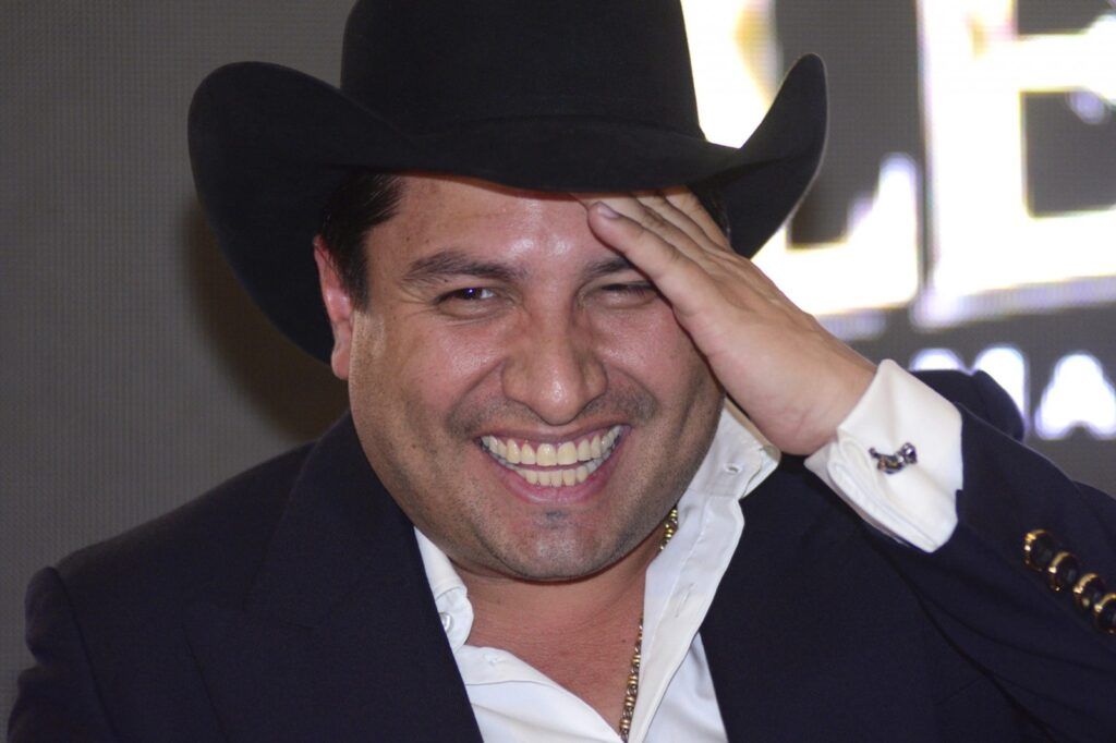 Julión Álvarez y familia se encuentran ilesos tras ataque armado