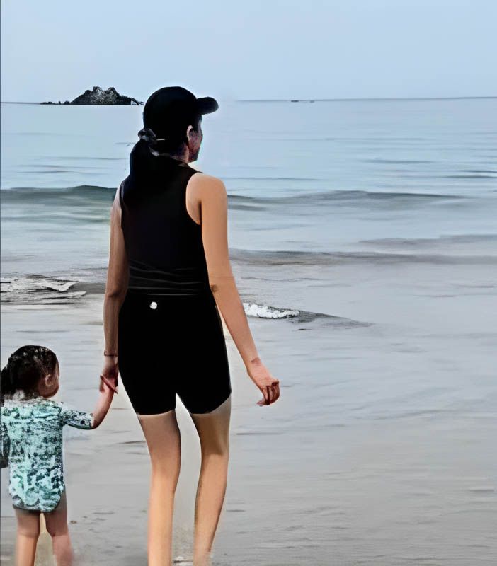 Mamá e hija en la playa