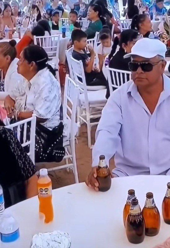 Mesero tira comida en fiesta