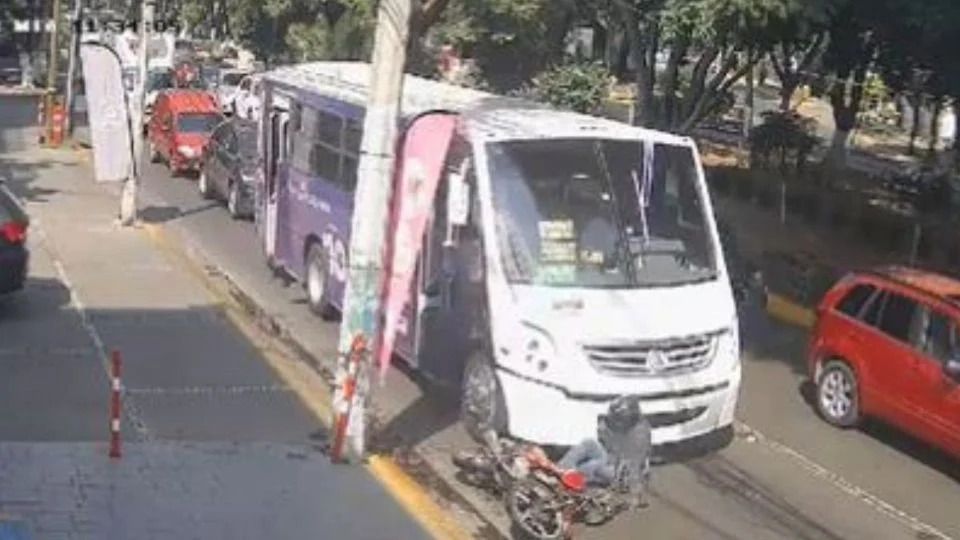 Motociclista cae frente a camión