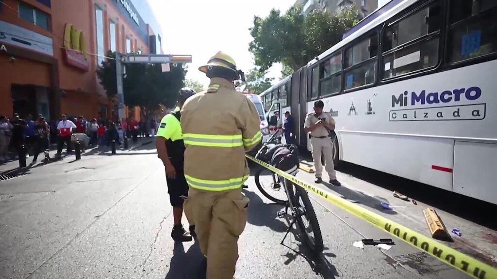 mujer es atropellada por macrobús