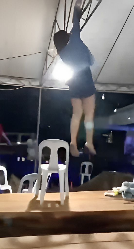 Mujer saca los pasos prohibidos en posada