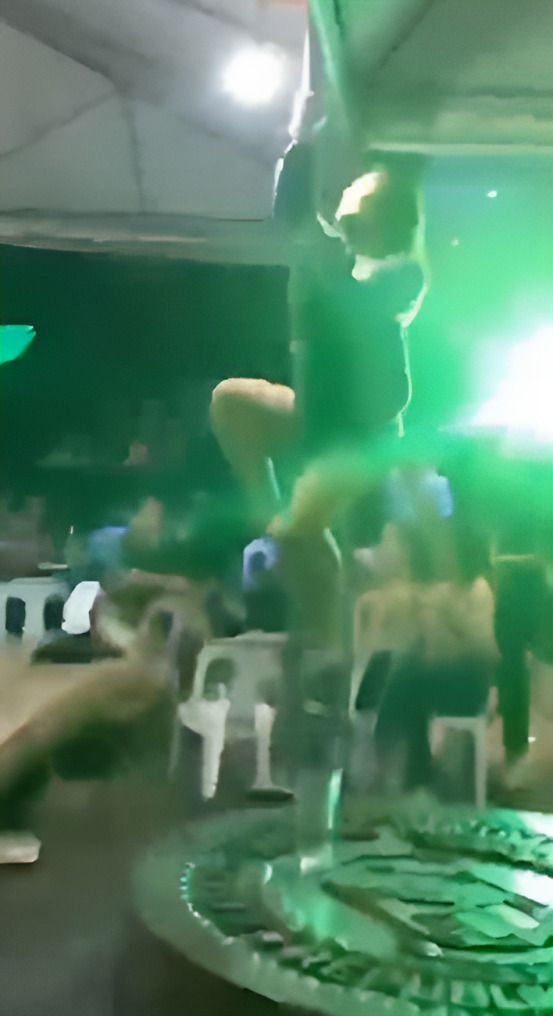 Mujer hace atrevido baile en posada