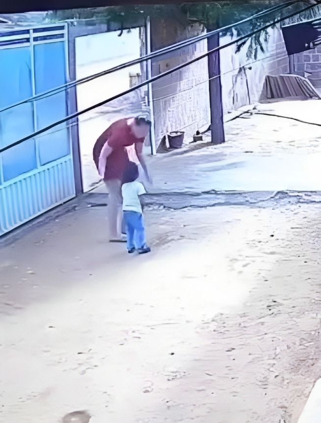 Mujer regaña a niño sin razón