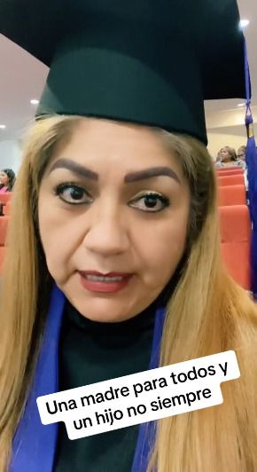 Mujer se gradúa de preparatoria y sus hijos no la acompañan