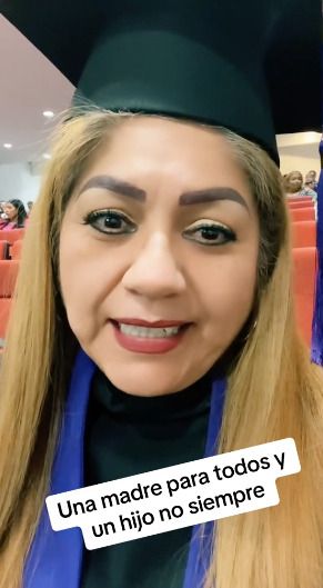 Mujer se gradúa de preparatoria