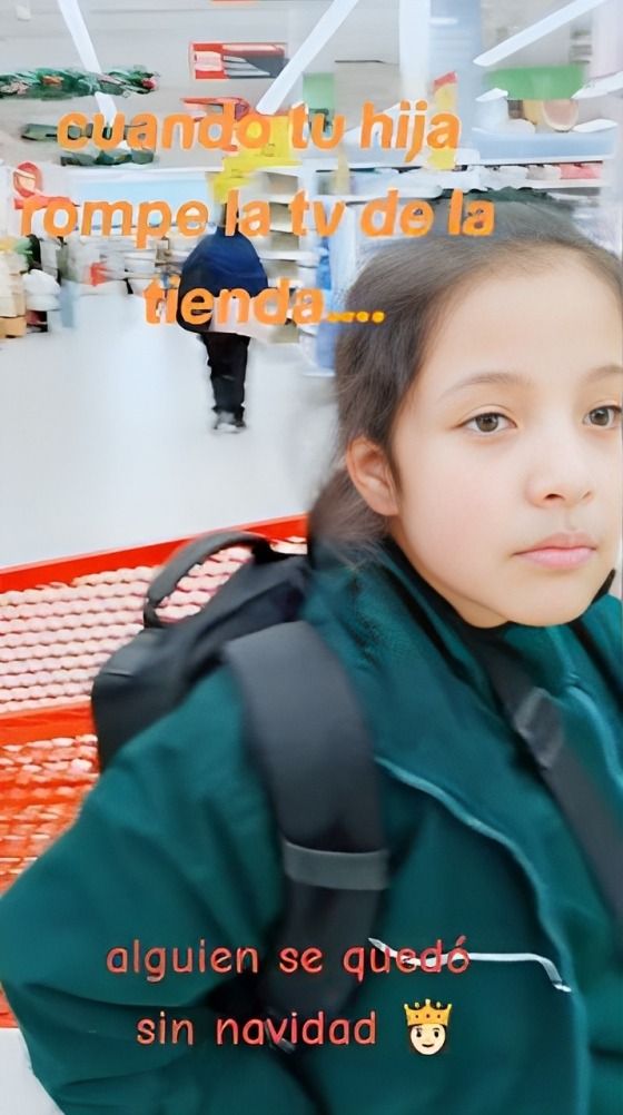 Niña rompe pantala de televisor ne centro comercial