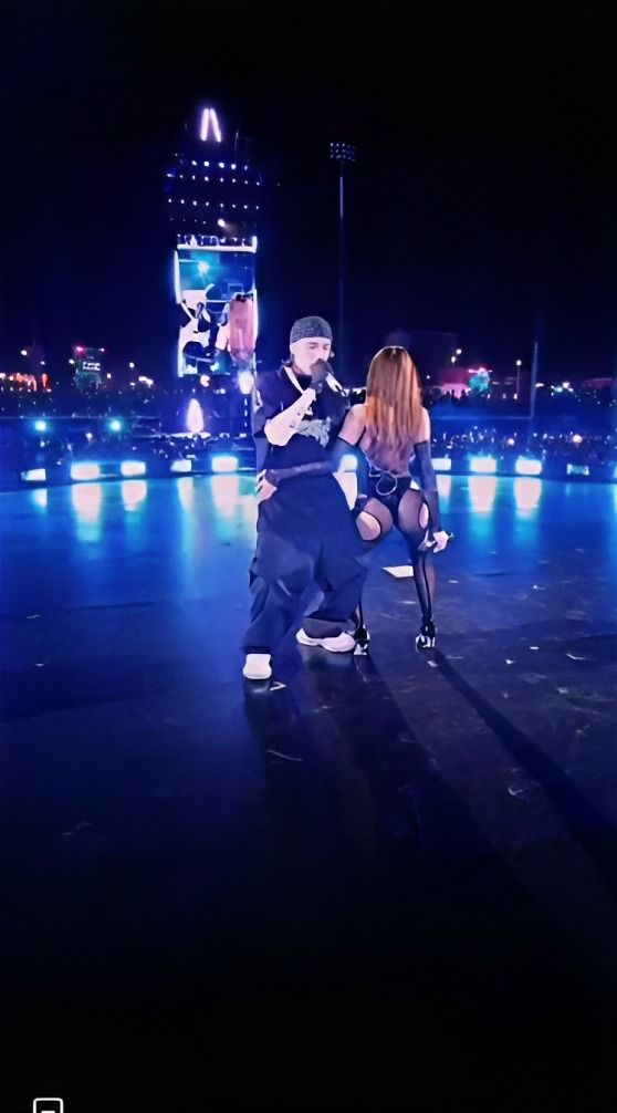 Peso Pluma y Anitta