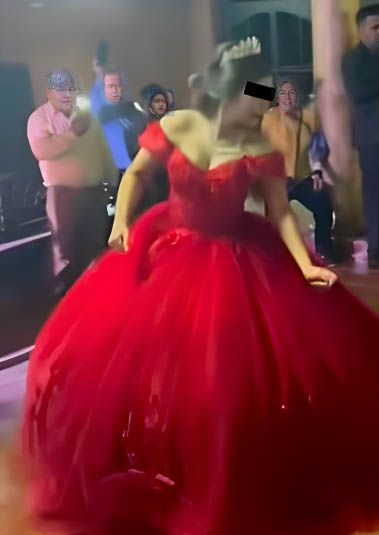 Quinceañera bailando El Mazo