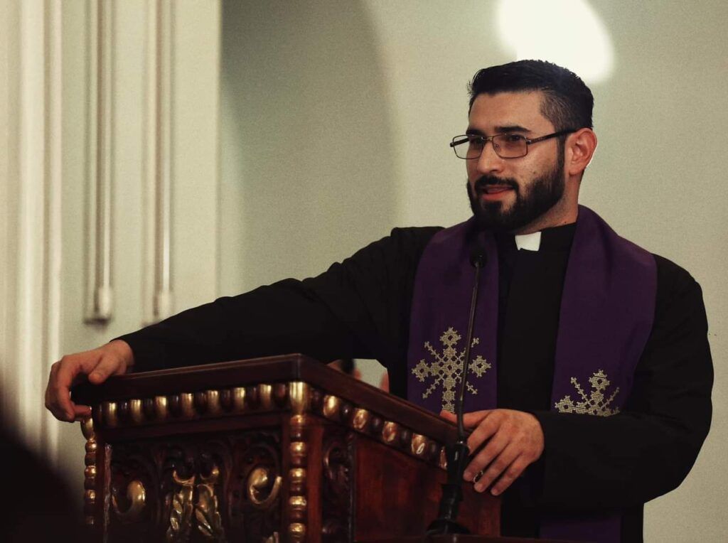 Sacerdote mexicano cautiva por su belleza y carisma 