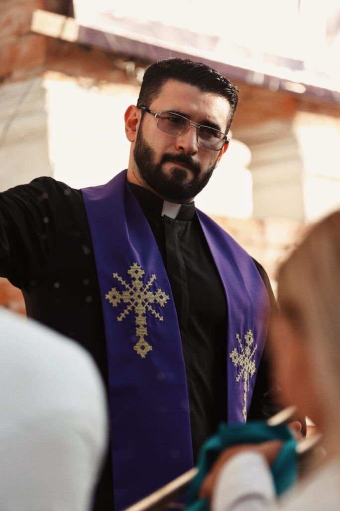 Sacerdote mexicano reconoce que su belleza atrajo a feligreses 