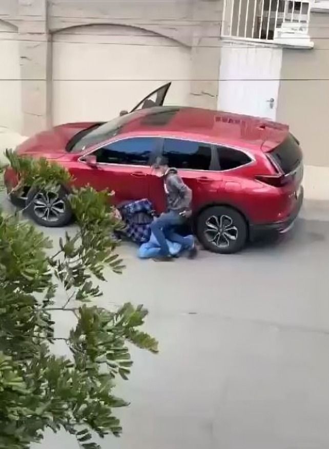 Asaltantes somenten a abuelito en plena calle