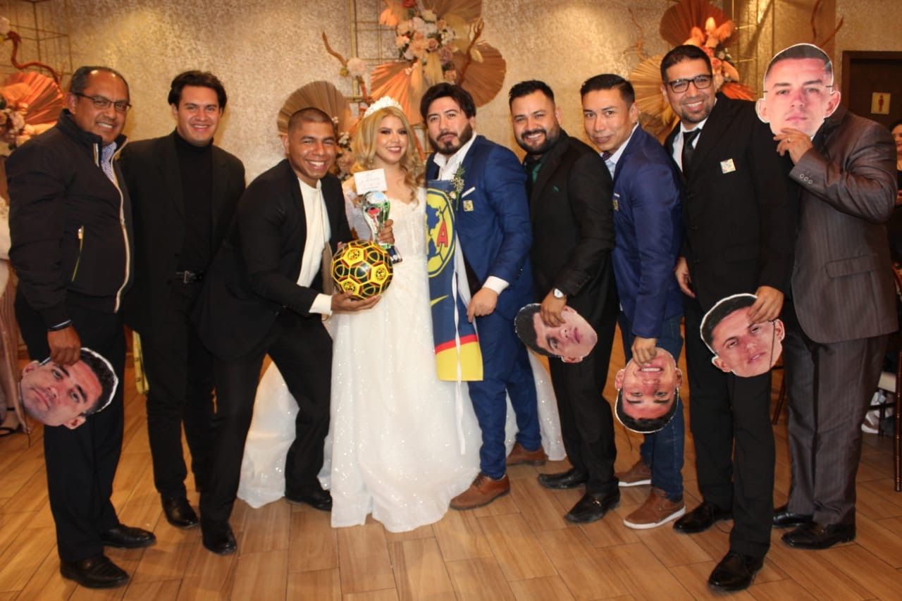 Novios celebran su boda