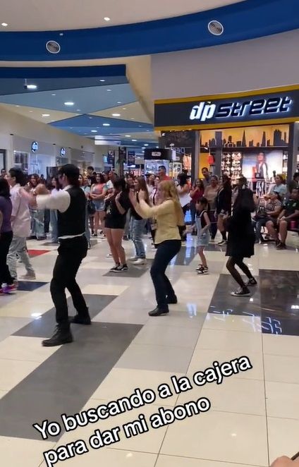 Cajera de Coppel baila en plaza de Sonora