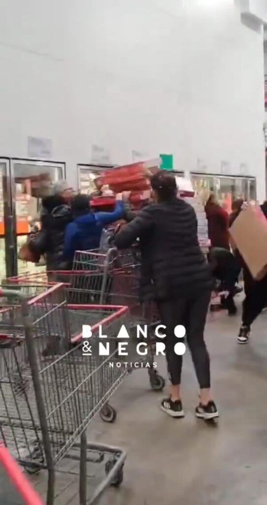 Clientes arrebatan rosca de reyes a revendedora en Costco