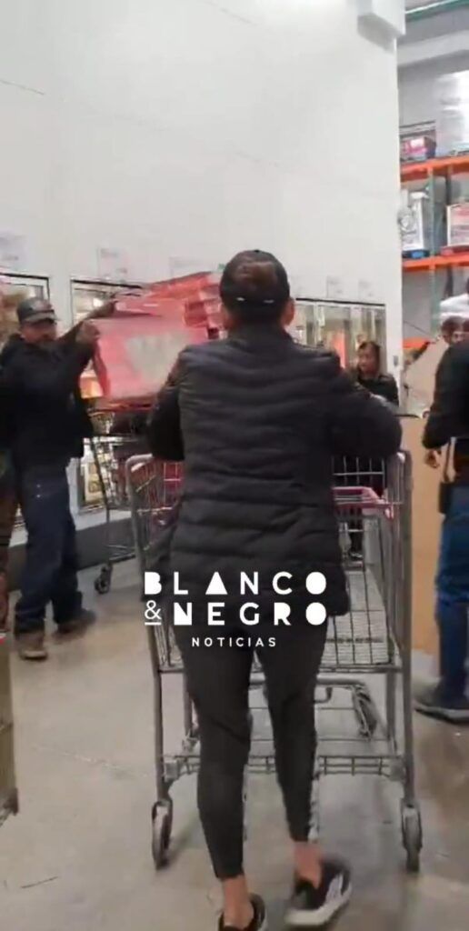 Clientes quitan rosca de Reyes a revendedora en Costco