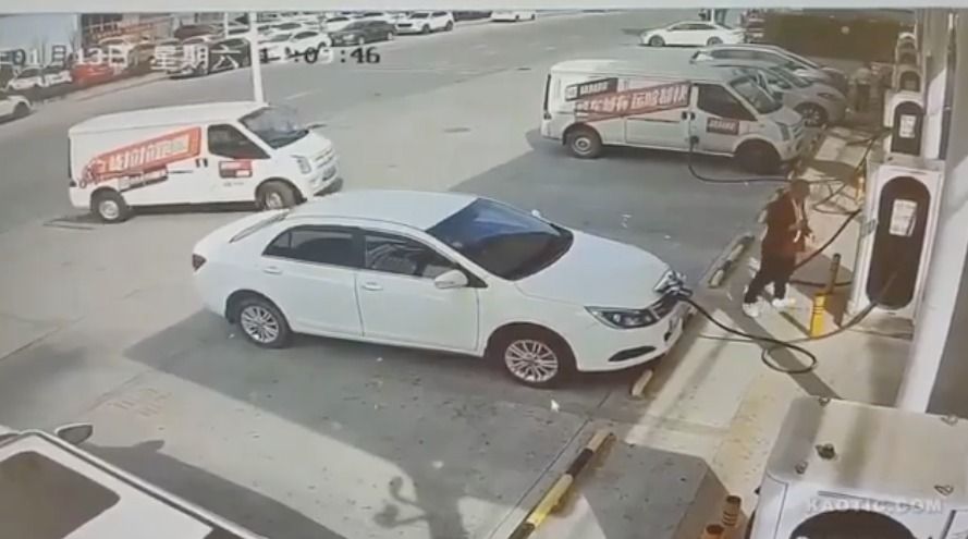 conductor atropella a hombre en gasolinera