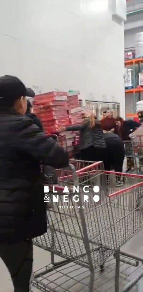 Costco: clientes quitan Rosca de Reyes a revendedora 