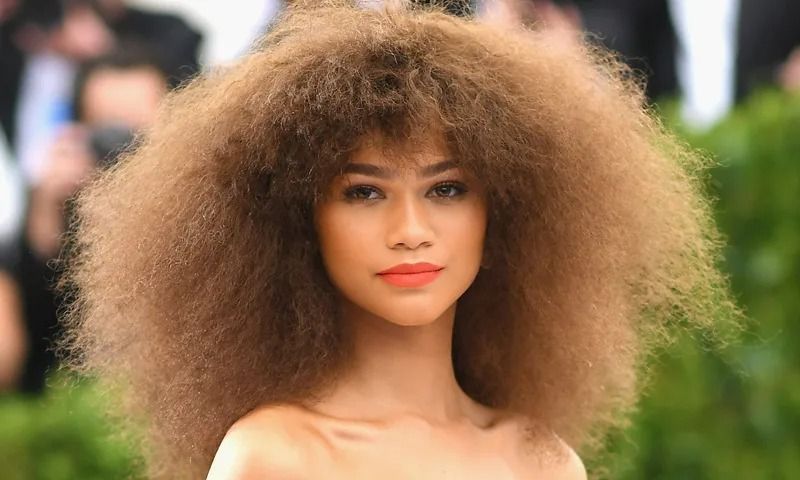 Critican a madre que intentó alisar cabello afro de su hija