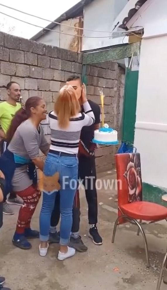 familia besa en la boca al joven cumpleañero