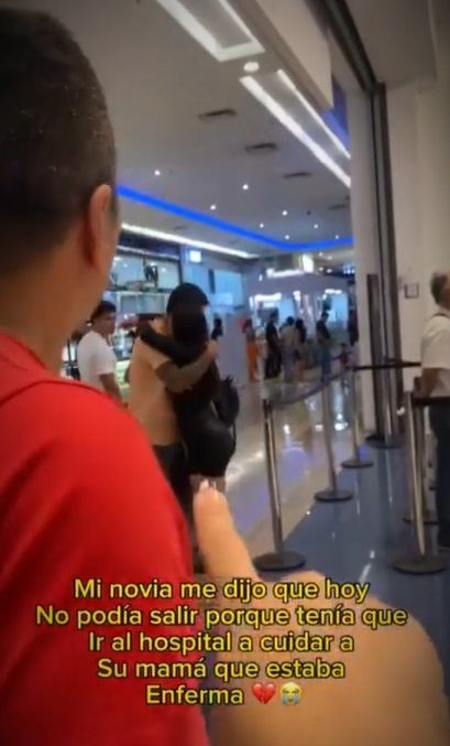 Hombre encuentra a su novia con otro en el cine