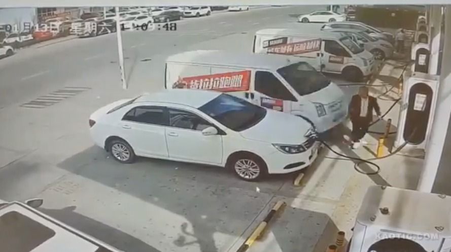 hombre se encontraba cargandi gasolina junto a una estación