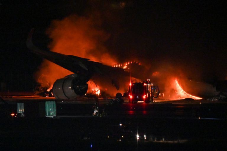 Se incendia avión en aeropuerto de Japón