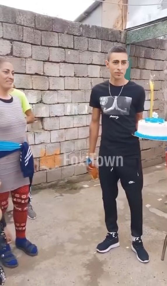 joven festeja cumpleaños besando a su familia