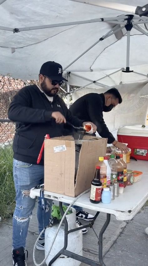 Joven se gradúa como ingeniero y regala elotes