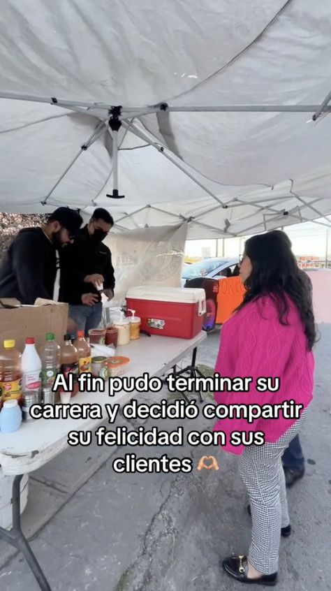 Joven regala elotes para celebrar su graduación