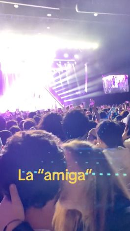 Video de mujer que intenta besar al novio de su amiga