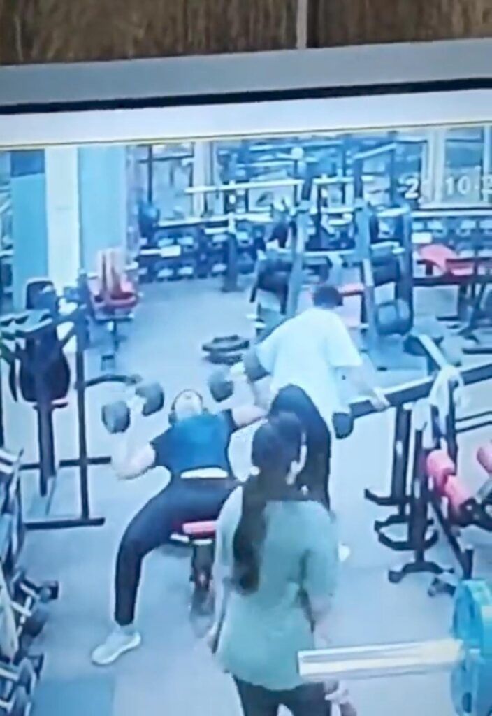 Mujer casi provoca muerte de hombre en el GYm 