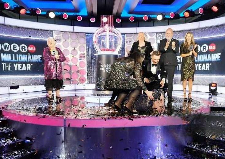 Mujer se desmaya tras ganar dinero