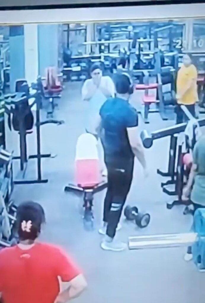 Mujer genera accidente en Gym