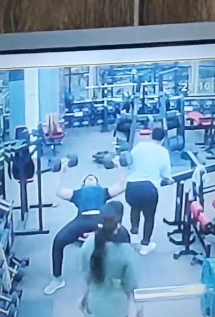 Mujer hace peligroso movimiento y provoca accidente en GYM 